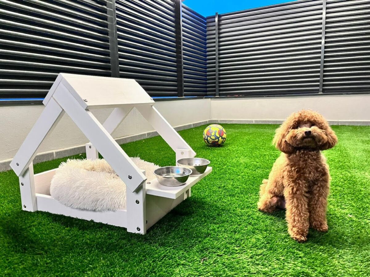 Casa de cão interior e exterior, cor branco, cama de madeira natural fsc para cães e gatos pequenos e médios, 2 suportes para tigelas. 76x44x55cm