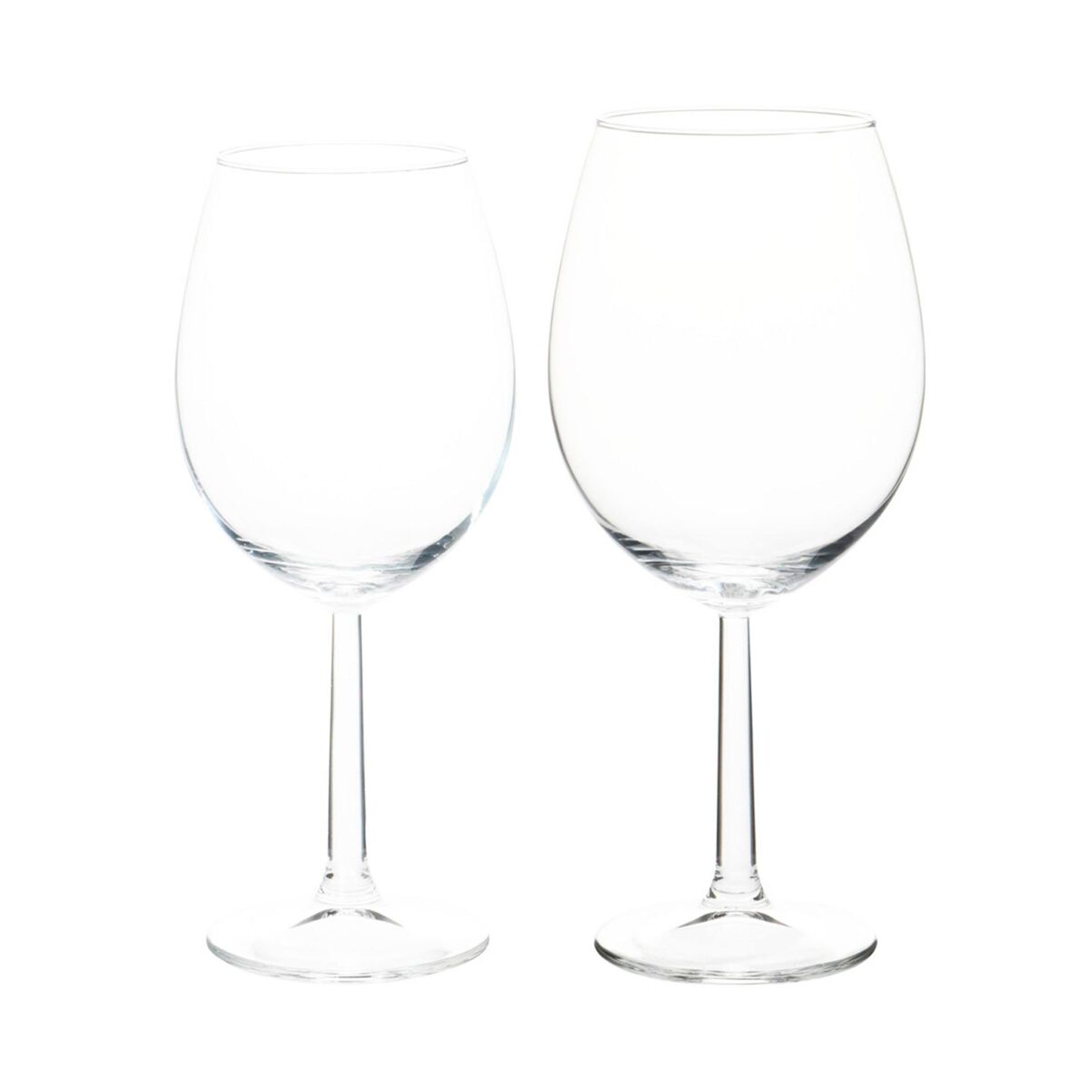 Conjunto de 12 taças de vinho de tamanhos diferentes.