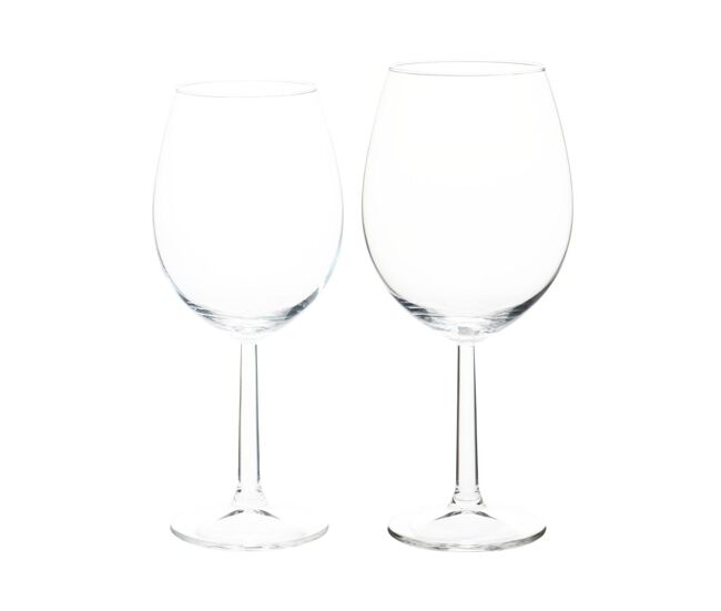 Conjunto de 12 taças de vinho de tamanhos diferentes.